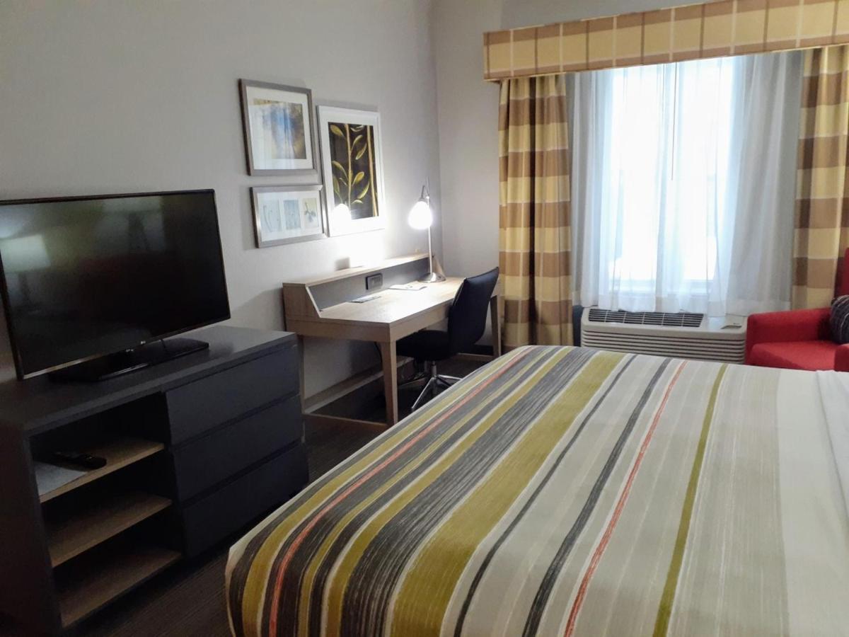 Hotel Country & By Radisson, Freeport, Il