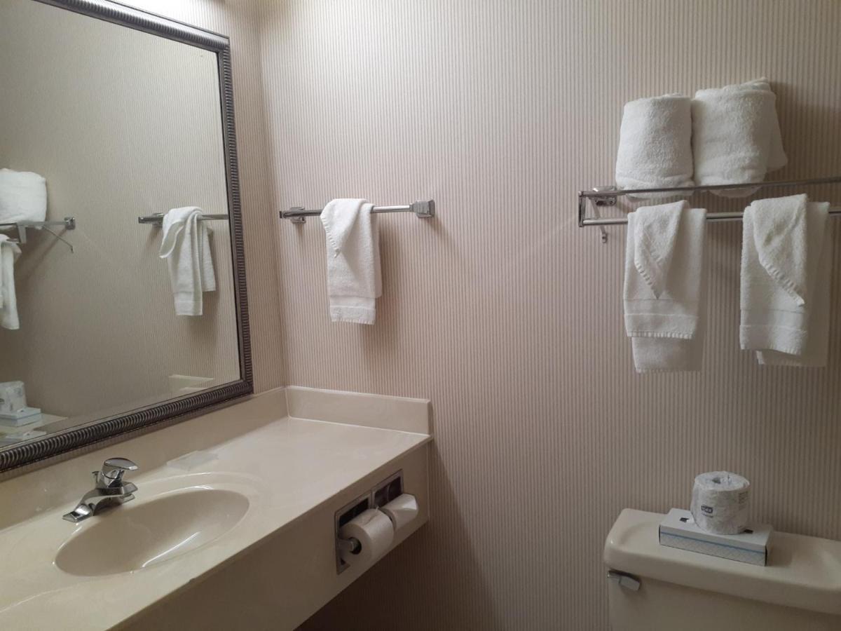 Hotel Country & By Radisson, Freeport, Il