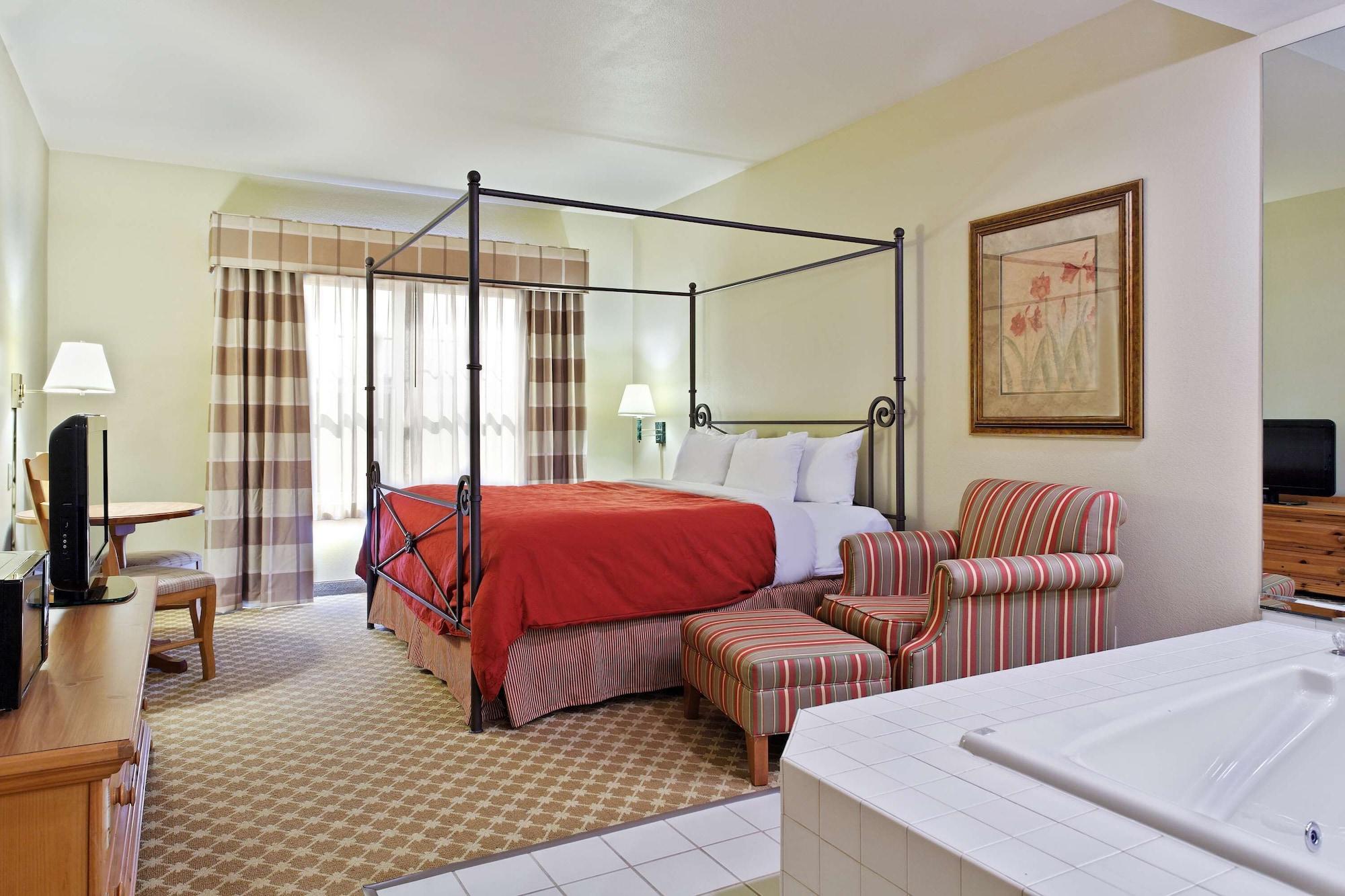 Hotel Country & By Radisson, Freeport, Il