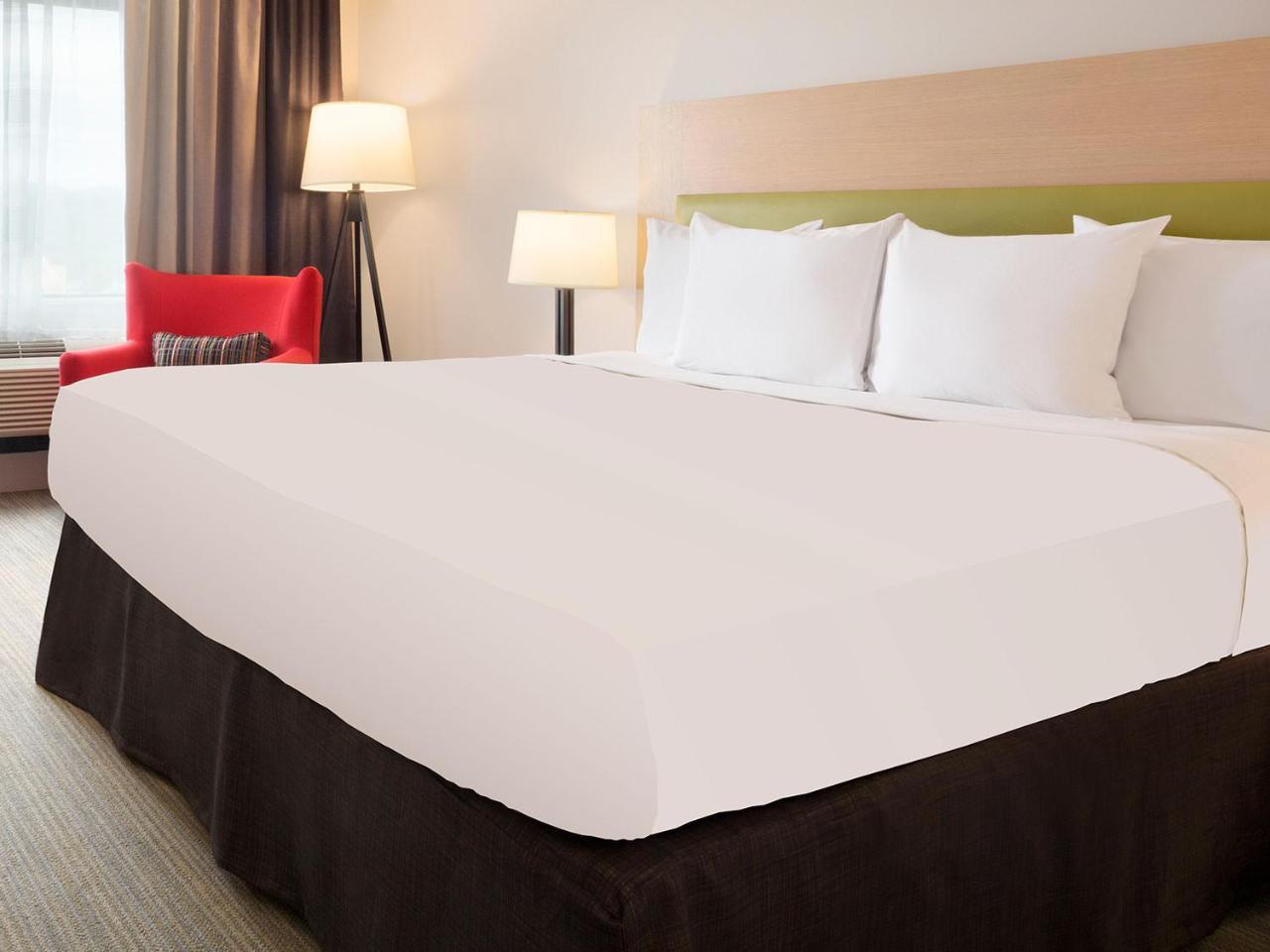 Country & By Radisson, Freeport, Il